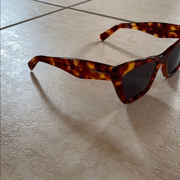 Salvatore Ferragamo women’s sunglasses - Picture 3 of 4